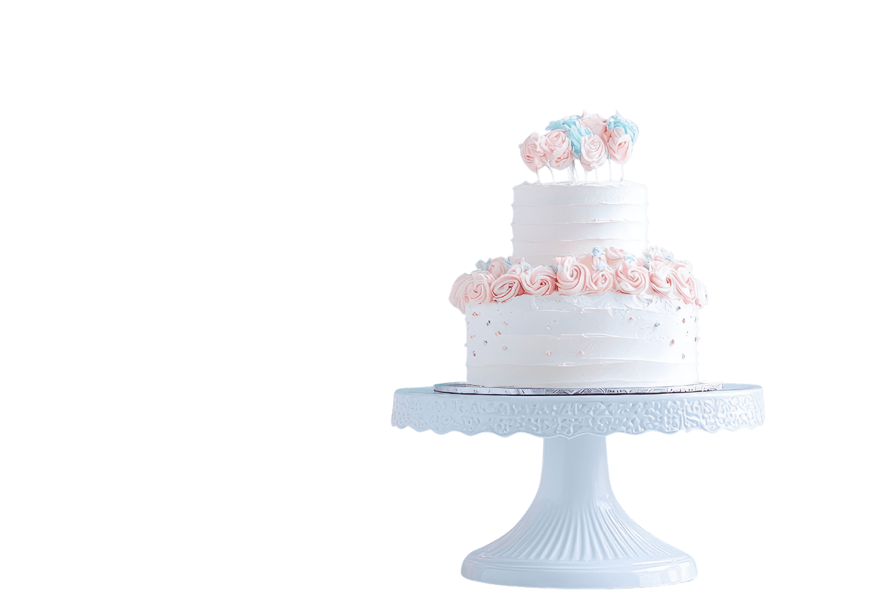 Raffinata torta artigianale a due piani ricoperta di panna bianca, decorata con roselline di crema rosa e azzurre e piccoli punti dorati, presentata su un'elegante alzata bianca traforata.
