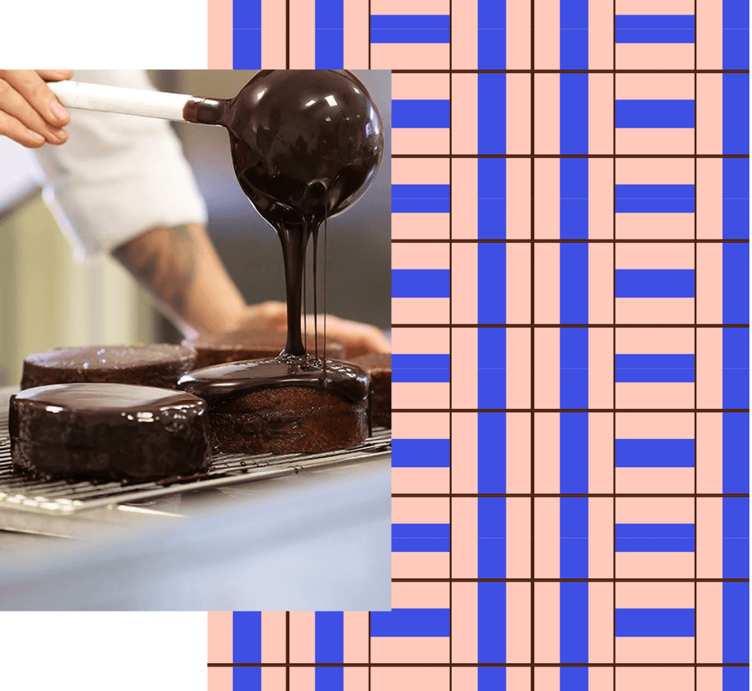 Fase di glassatura artigianale presso il laboratorio della Pasticceria Martinangeli (Le Dolci Tradizioni): una cascata di cioccolato fondente fuso avvolge con precisione le torte monoporzione per una finitura lucida e impeccabile.